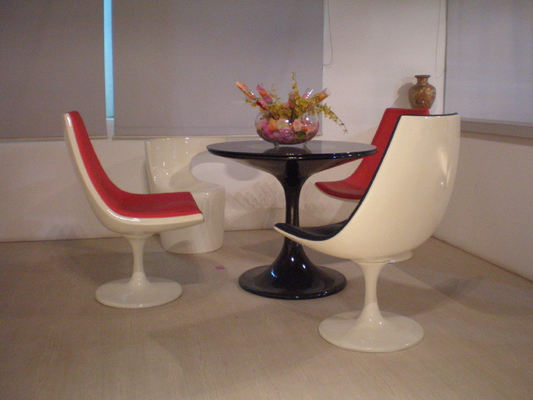 Replik-weiße Rassenschranke-Schemel-Tabellen-und Stuhl-volle Fiberglas-Schwenker-Basis-Tulpen-Form